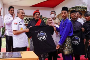 Gubri Serahkan SK Pengakuan Masyarakat Hukum Adat dan Hutan Adat Suku Sakai Bathin Sobanga